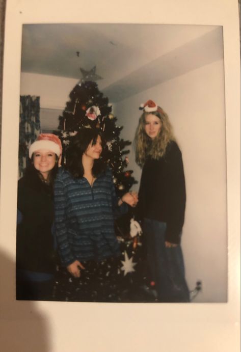 Teenage Christmas Aesthetic, Urban Christmas Photoshoot, Old Christmas Photos, Christmas Family Photos Aesthetic, Indie Christmas, Christmas Poloroid Ideas, Festive Aesthetic, Christmas Photo Dump, Grunge Christmas Aesthetic