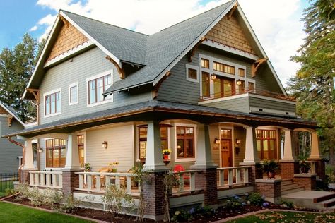 Craftsman Home Exterior, Craftsman Style Exterior, Home Designs Exterior, Property Renovation, Craftsman Bungalow, Craftsman Exterior, Plans Architecture, Craftsman Style House, Lots Of Windows