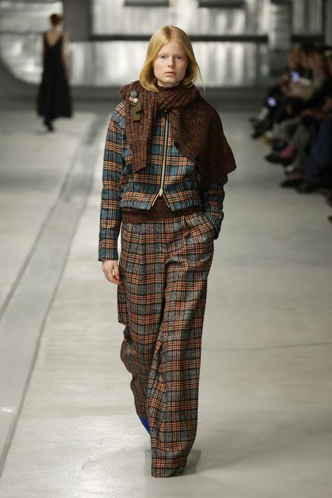 Fashion Trends 2023 Fall Winter Women, 70s Inspiration, Fall 2023 Fashion, 2024 Inspiration, Tartan Fashion, British Country, Tweed Top, Parisian Chic Style, Valentino Red