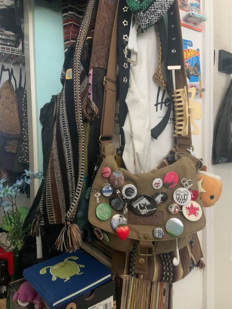 Messenger Bag Pins Aesthetic, Decorated Messenger Bag Aesthetic, Pin Bags Ideas, Messenger Bag With Pins, Bag With Pins Aesthetic, Messenger Bag Aesthetic, Bag With Pins, Messanger Bag, School Bag Essentials