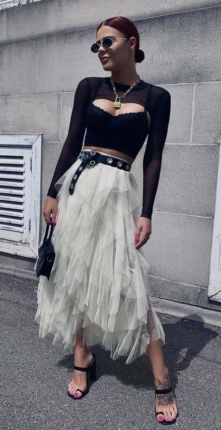 Tulle Outfit Street Style, Dress Layering Outfit, Tutu Ideas, Cute Edgy Outfits, Dress Layering, Ruffle Midi Skirt, Tulle Skirts Outfit, Outfits Edgy, Tulle Skirts