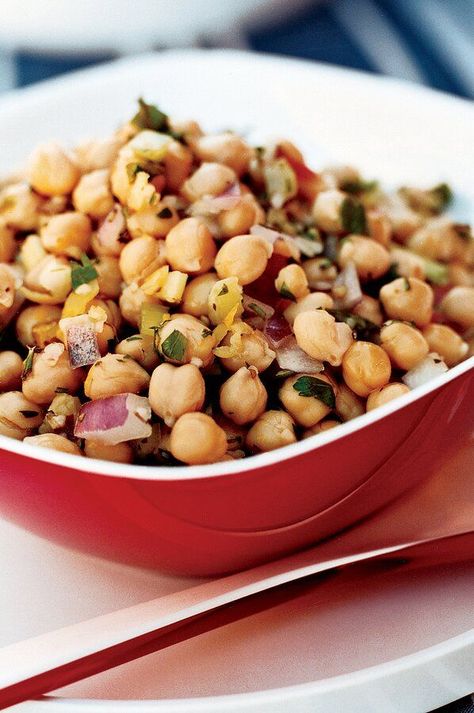 Serve Tom Colicchio's fresh-tasting chickpea salad with warm, soft pita bread to soak up the olive oil dressing. #summerrecipes #summerdishes #recipes #summerfood #summerrecipeideas Italian Salads, Basil Pasta Salad, Salad Italian, Oil Dressing, Steak Side Dishes, Resep Salad, Chickpea Salad Recipes, Summer Sides, Italian Salad