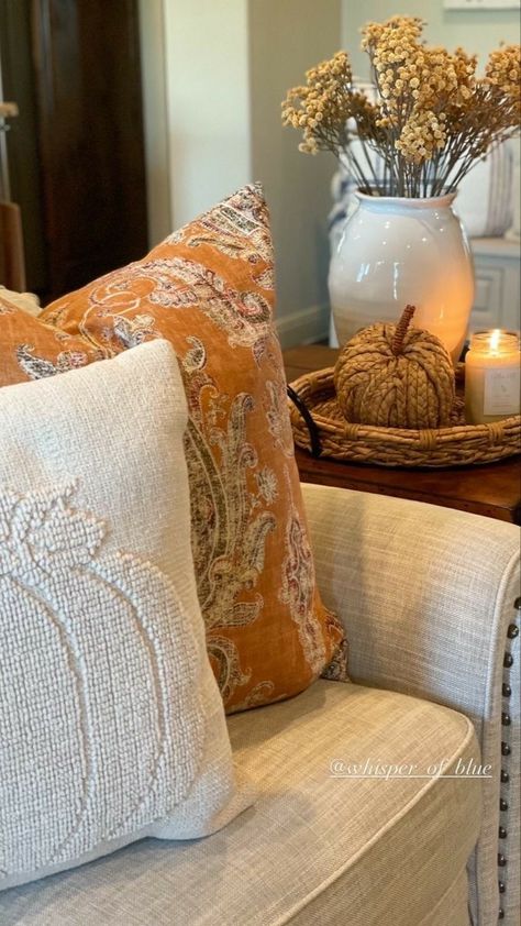 Subtle Fall Mantle Decor, 2023 Fall Decorating Trends, Amber Fall Decor, English Cottage Fall Decor, Fall Decor Trends 2023, Fall Coffee Table Decor Tray Living Room, Organic Fall Decor, Classic Fall Decor, Southern Fall Decor