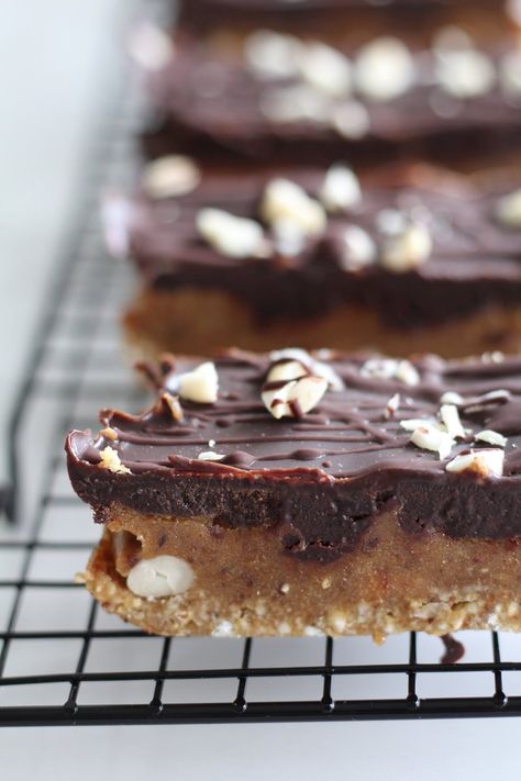 Raw Snickers Cake, Raw Slice Recipes, Raw Snickers Bar, Raw Snickers Slice, Raw Baking, Healthy Slices, Raw Snickers, Snickers Slice, Raw Vegan Snacks