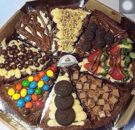 Brownie Pizza, Chocolate Pizza, Junk Food Snacks, Sweet Snacks Recipes, Think Food, Food Platters, Food Obsession, Cafe Food, Yummy Food Dessert