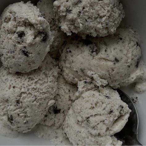 Grey Desserts, Grey Food, Cookies And Cream Aesthetic, Cookies Ice Cream Aesthetic, Black Ice Cream Aesthetic, Chocolate Ice Cream Aesthetic, Cookies And Cream Ice Cream Aesthetic, Brownie With Ice Cream Aesthetic, Ice Cream Dark Aesthetic