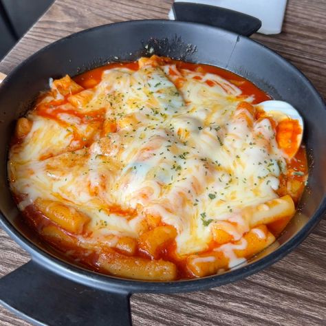 Cheese Teokkboki, Cheese Tobokki, Cheese Tteokbokki Aesthetic, Korean Tteokbokki Aesthetic, Teokkboki Aesthetic, Cheese Topokki, Tteokbokki Cheese, Topokki Korean, Tteokbokki Aesthetic