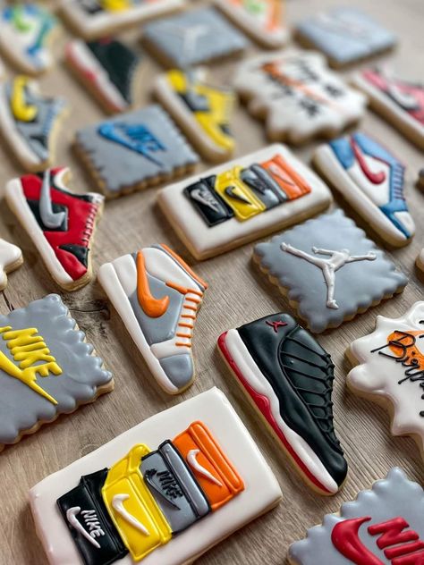 Sweet 16 For Boys, Basketball Theme Birthday, Boy 16th Birthday, Basketball Birthday Parties, Jersey Party, Shoe Room, Basketball Birthday, 13th Birthday Parties, Birthday Party Theme Decorations