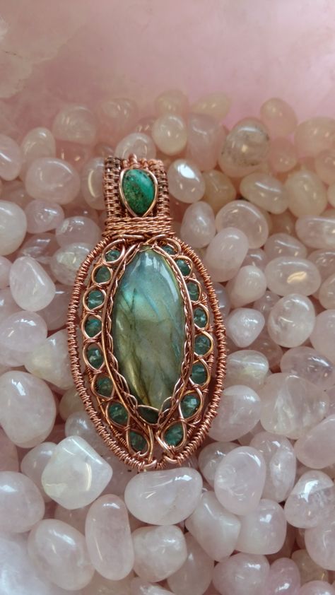 Wire Wrapping Odd Shaped Stones, Gift Snapchat, Cabochon Pendants, Wire Weaving Techniques, Diy Jewelry Pendants, Wire Wrapped Stone Jewelry, Wire Jewelery, Wire Wrap Jewelry Designs, Copper Jewellery