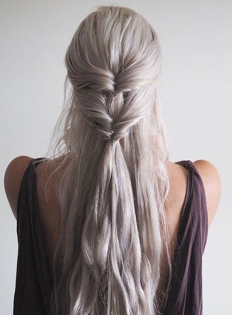 Replicate this Khaleesi-inspired look with just 2 clear elastic hair ties. Viking Hairstyle, Character Hairstyles, Lazy Girl Hairstyles, Easy Trendy Hairstyles, 5 Minute Hairstyles, Second Day Hairstyles, Easy Hairstyles For School, Design Hair, Work Hairstyles