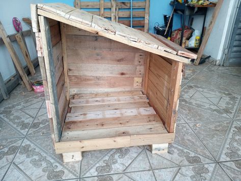 Diy Fence Ideas Cheap, Backyard Dog Area, Pallet Dog House, Cat Feeding Station, Shed Decor, Outdoor Dog House, Cat Kennel, Diy Crafts Love, Dog House Diy