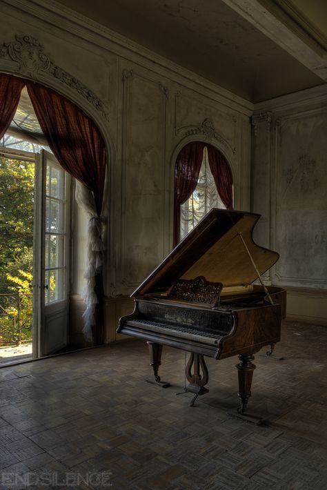 Music Room Vintage, Abandoned Piano, Royal Room, Pink Wallpaper Hello Kitty, Grand Pianos, Old Pianos, Dream Images, Classical Piano, Dark House