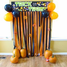 Cute Halloween photo booth backdrop...I'd use a small bench Diy Halloween Backdrop, Halloween Photobooth, Costume Couple, Dekorasi Halloween, Couple Inspiration, Halloween Infantil, Halloween Photo Booth, Dulces Halloween, Easy Halloween Party