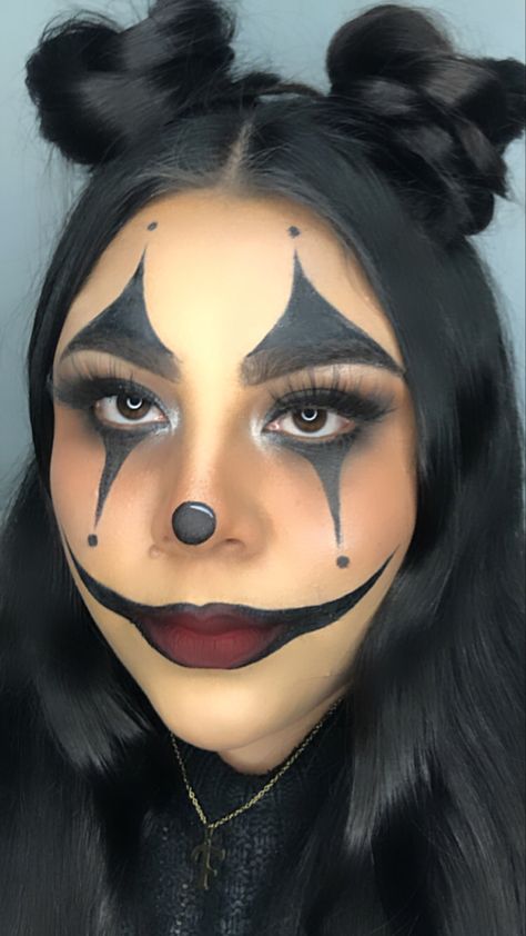 Dark clown makeup maquillaje Halloween Holoween Idea Make Up, Helowen Make-up, Spider Halloween Costume Women, Simple Devil Makeup Halloween, Devil Makeup Halloween, Meka Up, Spider Halloween Costume, Devil Makeup, Scary Clown Makeup