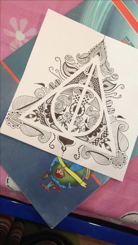 Harry Potter deathly hallows zentangle Harry Potter Zentangle, Tangled Doodles, Draw Everyday, Harry Potter Christmas Ornaments, Zentangle Doodles, Doodle Mandala, Harry Potter Art Drawings, Mandala Tattoos, Harry Potter Deathly Hallows