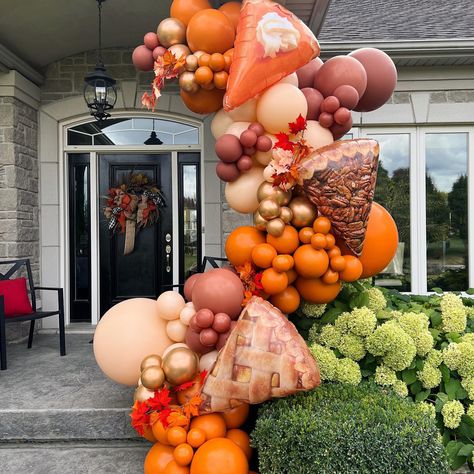 Thanksgiving Balloon Backdrop, Thanksgiving Balloons, Thanksgiving Balloon Garland, Balloon Decorations Without Helium, Simple Balloon Decoration, Thanksgiving Party Decor, Hosting Thanksgiving Dinner, Baby Shower Balloon Decorations, Thanksgiving Photos