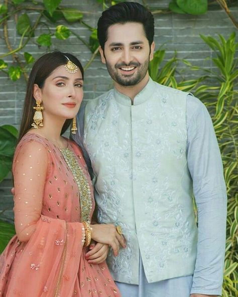 Ayeza Khan Danish Taimoor, Dholki Dresses, Ayeza Danish, Pakistani Couple, Danish Taimoor, Sciatica Exercises, Foto Top, Indian Couple, Pakistani Actors