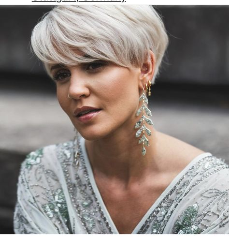 Chin Length Haircuts, Golden Blonde Hair, Short Grey Hair, Hair Makeover, Short Blonde, Haircuts For Fine Hair, Hairstyles For Short Hair, Short Hair Haircuts, Short Hair Styles Pixie