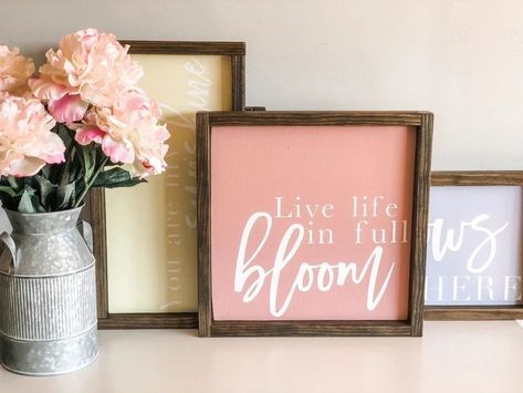 Cedar Projects, Rose Pink Background, Cricut Wood, Spring Signs, Cricut Signs, Live Life In Full Bloom, Chalk Ideas, Spring Ahead, Spring Farmhouse