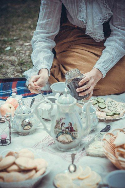 Victorian Picnic, Fantasy Picnic Aesthetic, Victorian Picnic Aesthetic, Victorian Era Tea Party, Tea Party Still Life Photography, Tea Party Aesthetic Vintage Dark, 5 O Clock Tea, Victorian Tea Party, Picnic Wedding