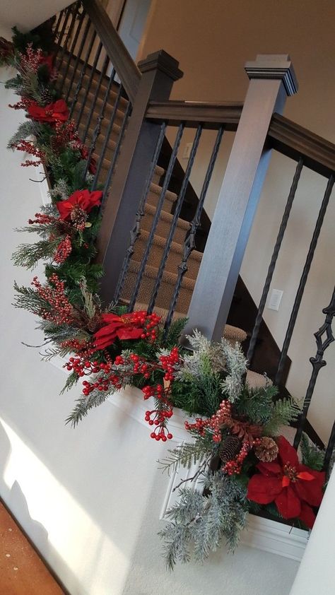 Christmas Wreath On Stairs, Stair Railing Christmas Decorating Ideas, Farmhouse Stairs Ideas, Decoration Cage Escalier, Stairs Decor Ideas, Christmas Banister, Farmhouse Stairs, Christmas Stairs Decorations, Christmas Staircase Decor