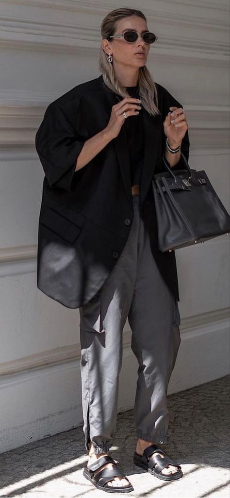 London Summer Style 2023, Oversize Blazer Street Style, Blazer Street Style 2023, Oversized Business Casual, The Row Street Style, Black Linen Blazer Outfit, Autumn Street Style 2023, Oversized Blazer Outfit Street Style, Oversized Blazer Street Style