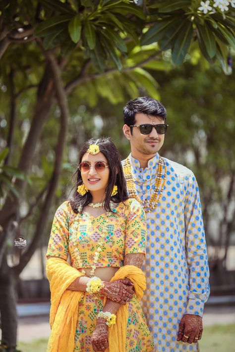 Marathi Haldi Couple Poses, Hldi Pose, Copul Photoshoot, Haldi Ceremony Couple, Coupal Pose, Haldi Stills, Haldi Pic, Couple Mehndi, Haldi Couple