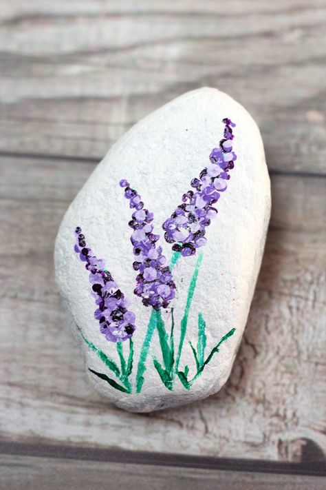 Kindness Rock Painting 101: Ultimate How-To Guide with 15+ ideas | Feeling Nifty Things To Paint On Rocks, How To Paint Rocks, Easy Rock Painting Ideas, Easy Rock Painting, Rock Painting Flowers, Diy Rock Art, Paint Rocks, Rock Flowers, Rock Painting Ideas