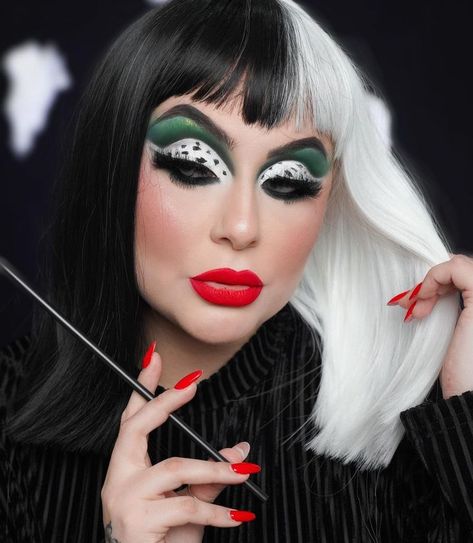 Cruella Deville Makeup, Cruela Devil, Halloween Fantasia, Halloween Fx, Black And White Costume, Cruella Costume, Carnaval Costume, Cruella Deville, Amazing Halloween Makeup