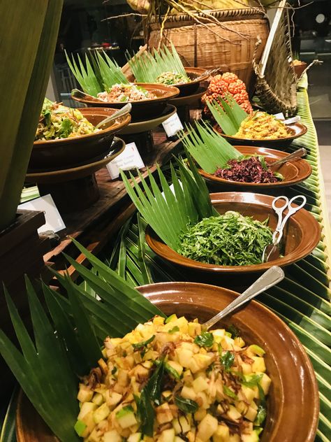 Banana Leaf Food Presentation, Tropical Wedding Buffet, Carribean Wedding Food, Caribbean Wedding Food, Tropical Food Table, Filipino Food Party Table, Tropical Buffet, Filipino Restaurant, Buffet Set Up