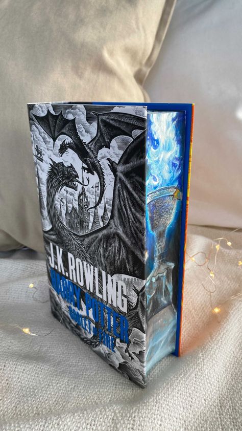 Foredge Painting Books, Harry Potter Libros, Book Edge Painting, Painted Book Edges, Harry Potter Hardcover, Dracula Book, Book Edges, The Goblet Of Fire, Harry Potter Magic