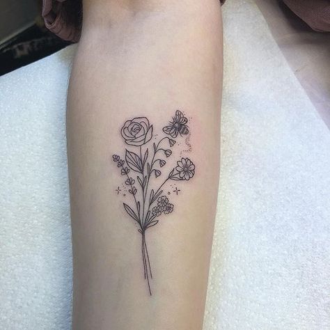 Rose Daisy Tattoo, Bee And Flower Tattoo, Tattoo Bee, Bee Flowers, Linework Tattoo, Lavender Tattoo, Daisy Tattoo, My Favourite Things, Flowers Rose