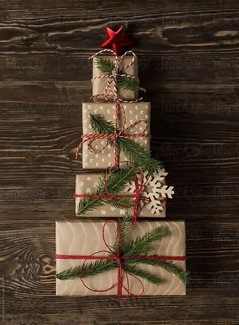 40+ Kraft Paper Christmas Gift Wrapping Ideas - HubPages Kraft Paper Christmas Wrapping, Paper Bag Wrapping, Craft Paper Wrapping, Christmas Present Wrap, Christmas Gift Wrapping Ideas, Christmas Gifts To Make, Colored Chalk, Gift Wrapping Ideas, Dried Orange Slices