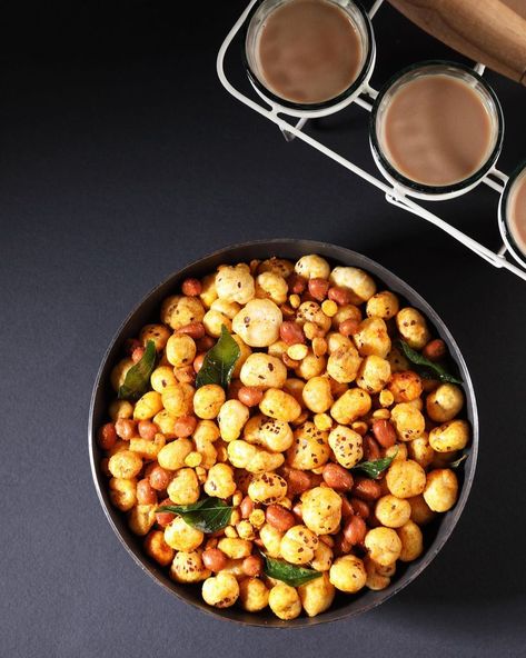 Momspresso on Instagram: “Healthy Snacking - Makhana/Foxnut Recipes ... 𝗖𝘂𝗿𝗿𝘆 𝗹𝗲𝗮𝗳 𝗮𝗻𝗱 𝗺𝘂𝘀𝘁𝗮𝗿𝗱 𝘀𝗲𝗲𝗱 𝗳𝗹𝗮𝘃𝗼𝘂𝗿𝗲𝗱 Dry roast a cup and a half of store bought makhana in a…” Makhana Recipe, Curry Leaf, Potato Flakes, Healthy Snacking, Pepper Powder, Green Chilli, Boiled Potatoes, Rock Salt, Roasted Peanuts