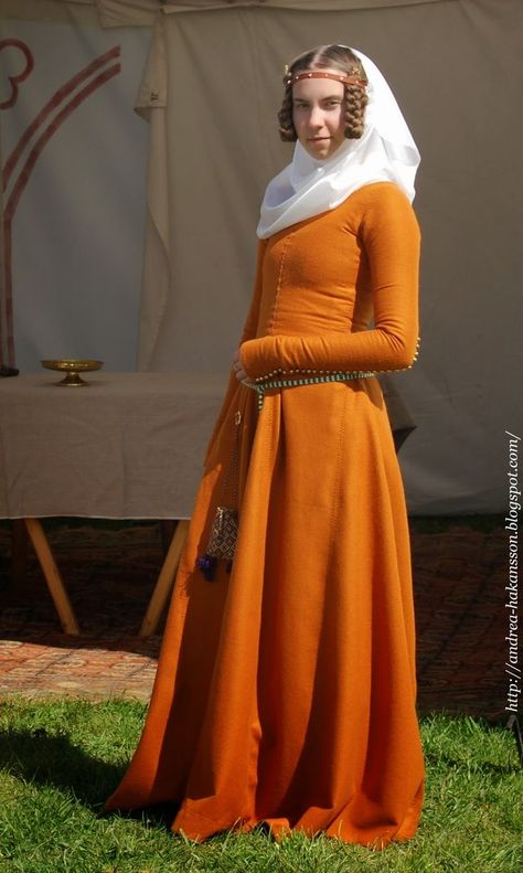 Medeival Dress, 13th Century Clothing, 14th Century Fashion, 14th Century Clothing, Amber Dress, Medieval Costumes, Medieval Gown, Medieval Garb, Medieval Dresses