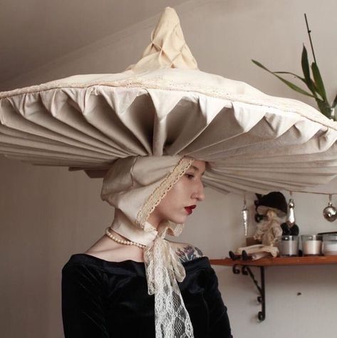 𝔞𝔨𝔯𝔞𝔰𝔦𝔞 on Twitter: "two hats I wanna have so bad… " Mushroom Hat Costume, Hat Halloween Costume, Mushroom Costume, Mushroom Hat, Carnival Costume, Handmade Costumes, Costume For Halloween, Costume Diy, Creative Event