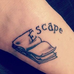 36 Stunning Book Tattoos That Are Surprisingly Badass -love the wording with a better book Small Book Tattoo, Reading Tattoo, Book Lover Tattoo, Bookish Tattoos, Literary Tattoos, New Tattoo Designs, Tattoos For Lovers, Geniale Tattoos, Book Tattoo