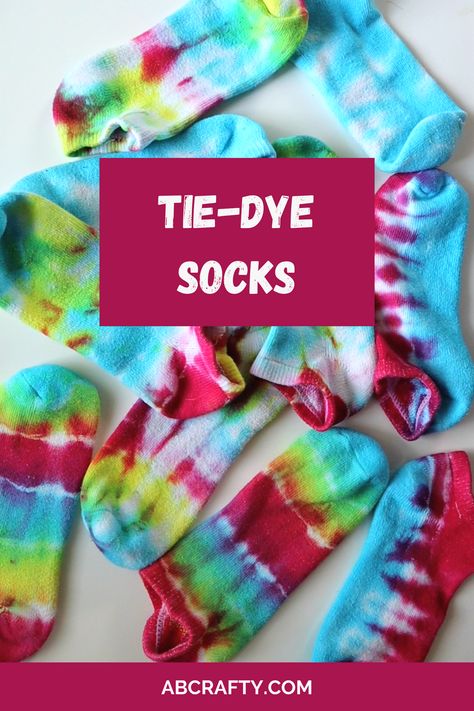 pile of single tie dye socks in different colors with the title tie-dye socks and abcrafty.com Diy Tie Dye Socks, Socks Craft, Tie Dye Instructions, Tulip Tie Dye, Diy Tie Dye, Tie Dye Tutorial, Tie Dye Patterns Diy, Tie Dye Shoes, Dyeing Tutorials