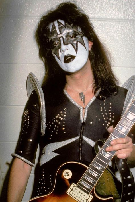 Ace Frehley Makeup, Rock N Roll Makeup, White Face Paint, Makeup Icons, Black And White Face, Ace Frehley, White Face, Signature Look, Rock N