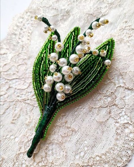 Hand Beaded Embroidery, Bead Embroidery Tutorial, Brooch Diy, Handmade Embroidery Designs, Bead Embroidery Jewelry, Hand Embroidery Art, Handmade Beaded Jewelry, Embroidery Jewelry, Fabric Beads