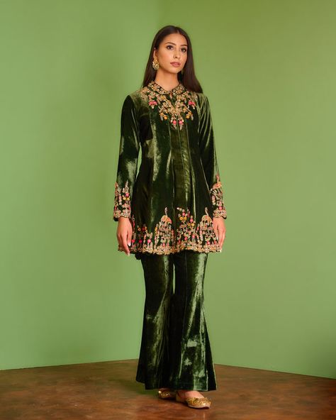 Velvet Suit Design, Green Velvet Blazer, Velvet Kurta, Green Velvet Jacket, Dark Green Velvet, Velvet Dress Designs, Velvet Dresses, Velvet Suit, Party Wear Indian Dresses