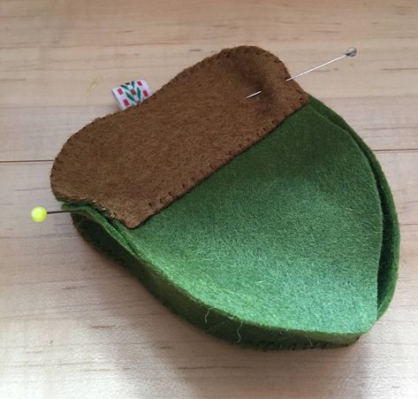 FREE: Felt Acorn Backpack for the Make-Along Doll - Wee Wonderfuls Acorn Bag, Wee Wonderfuls, Felt Backpack, Felt Acorn, Hazel Village, Felted Acorns, Peg Doll, Running Stitch, Felt Diy