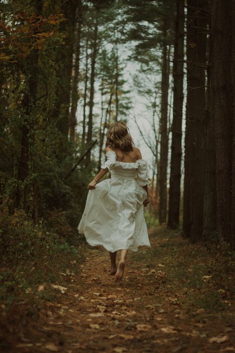 Nature Creative Photography, Boho Self Portrait, Enchanted Forest Photography, Photoshoot Ideas Outdoor Nature, Poses In The Nature, Dress In Forest Photoshoot, Woodland Photoshoot Ideas, Fall Nature Photoshoot, Boho Woods Photoshoot