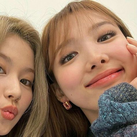 twice nayeon sana matching icons Best Friend Match, Kpop Couples, Twice Sana, Mini Pizza, Aesthetic Editing Apps, Nayeon Twice, Couples Icons, Matching Profile Pictures, Girls Life