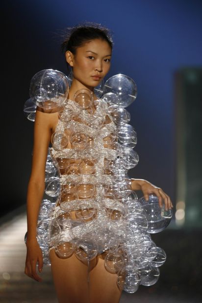 Hussein Chalayan, Theme Dress, Water Bubbles, Bubble Dress, Runway Dresses, Soap Bubbles, Fashion Materials, Future Fashion, Fashion Gallery