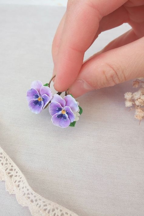 Purple pansy earrings Polymer Clay Pansy Tutorial, Polymer Clay Pansy, Pansy Ceramic, Pansy Earrings, Polymer Flowers, Polymer Clay Jewelry Tutorials, Purple Pansy, Handmade Clay Jewelry, Jewelry Flower