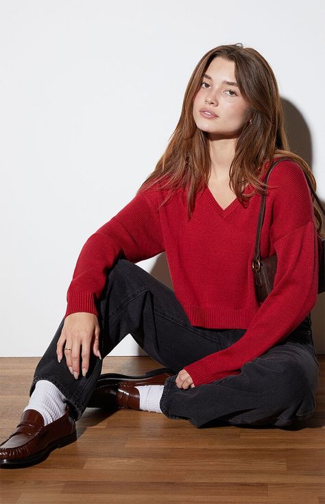 Cassandra V-Neck Sweater Crewneck Outfit Women, Red Crewneck Outfit, Crewneck Outfit, Red Crewneck, Sweater Oversize, Red Sweater, Red Sweaters, V Neck Sweater, Sweater Weather