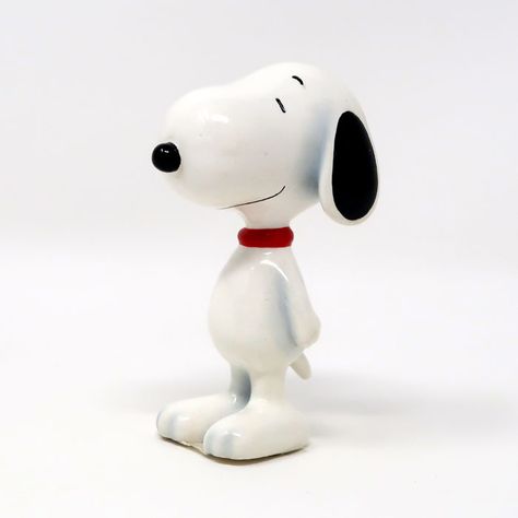 Snoopy Standing Figurine Snoopy Sculpture, Snoopy Statue, Snoopy Characters, Peanuts Comic Strip, Charlie Brown And Snoopy, Decor Figurines, Peanuts Gang, Snoopy And Woodstock, Zbrush