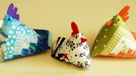 DIY Chicken Pin Cushion Made With Quilt Fabric | DIY Joy Projects and Crafts Ideas Chicken Pin Cushion, Diy Pin Cushion, Diy Joy, Chicken Crafts, Chicken Run, Sewing Projects Free, Diy Chicken, Free Sewing Patterns, Quilted Gifts