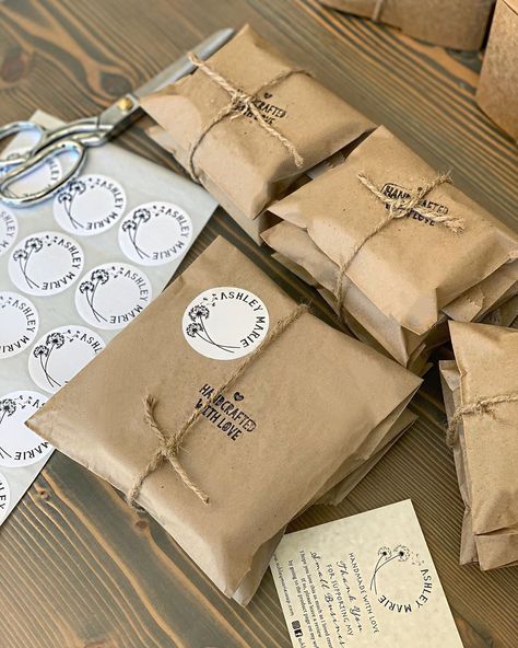 9 Packaging Design and Sustainability Trends to try in 2021 Packaging For Clothes, Brown Paper Packaging, Kertas Vintage, Etsy Packaging, Kraft Packaging, Packaging Ideas Business, Small Business Packaging Ideas, Clothing Packaging, Eco Packaging